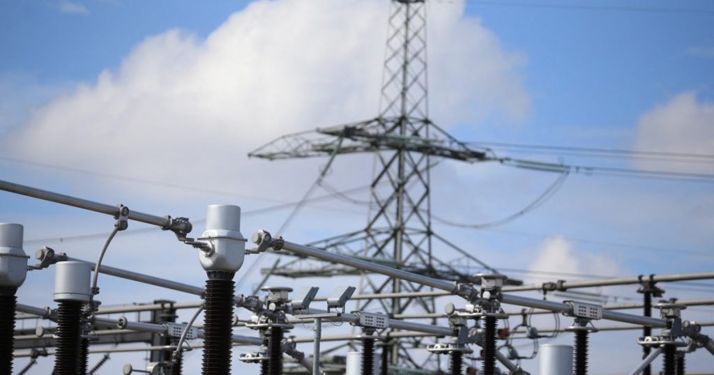 Măsura de rezervă anunțată de premierul Bolojan în contextul crizei energetice: marii consumatori, notificați cu 24 de ore în avans