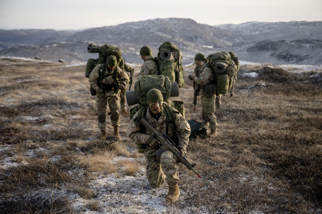 Țara NATO amenințată de Trump cu anexarea unei bucăți de teritoriu își extinde serviciul militar obligatoriu