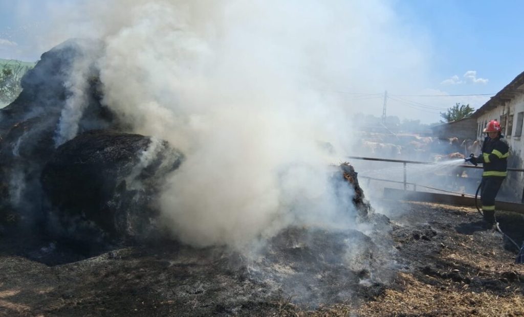 Incendii pe zeci de hectare de terenuri, miriști și pășuni din 15 localități bihorene