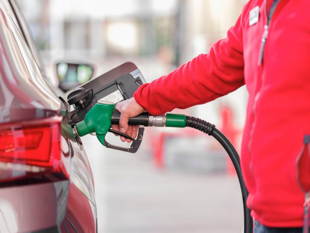De ce s-au scumpit carburanții? Bolojan spune ce legătură au trenurile spre litoral