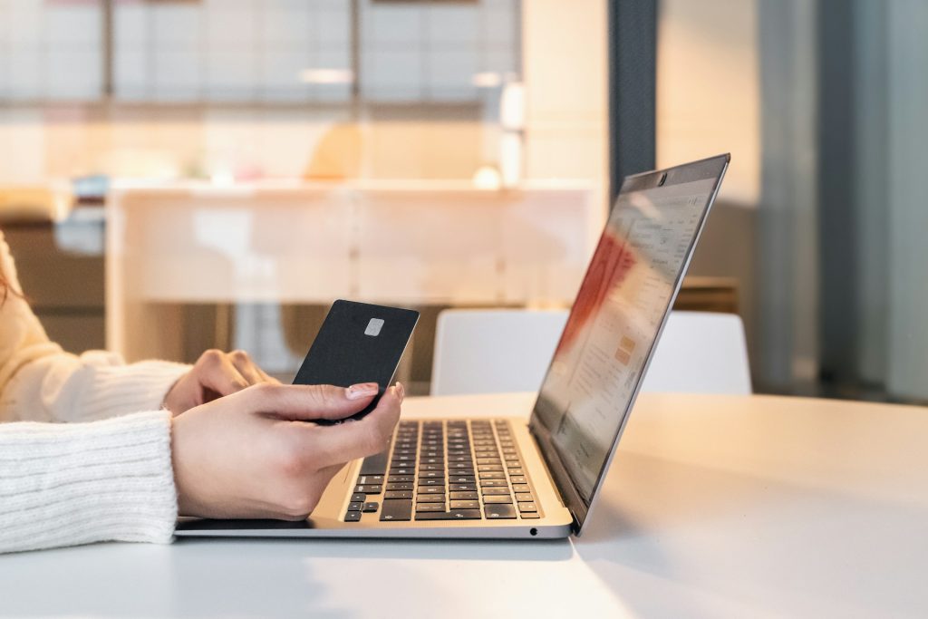 Sondaj Compari.ro: Prețurile mici îi atrag pe români către Temu, Shein și AliExpress, dar calitatea produselor rămâne principala preocupare