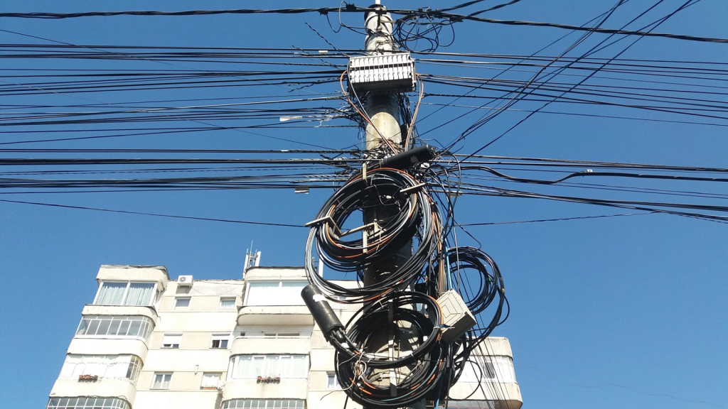 Un bărbat a murit electrocutat în timp ce lucra la cablurile de telecomunicaţii