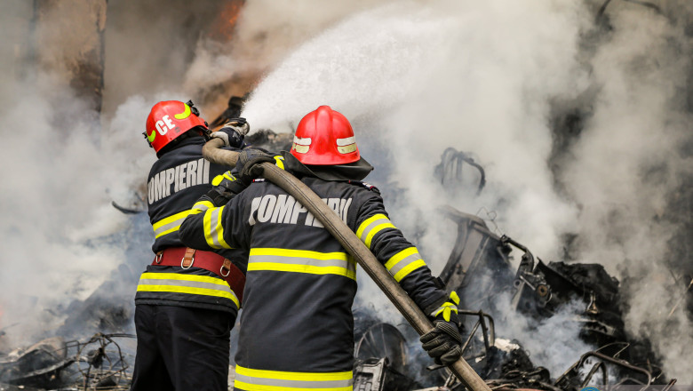 UPDATE INCENDIU ÎN PRIBOIENI! Două gospodării afectate și o victimă cu arsuri