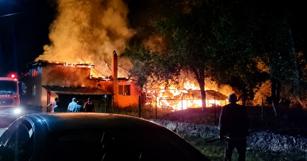 Incendiu devastator în această seară! Două gospodării din Argeș au luat foc. O persoană rănită, cu arsuri