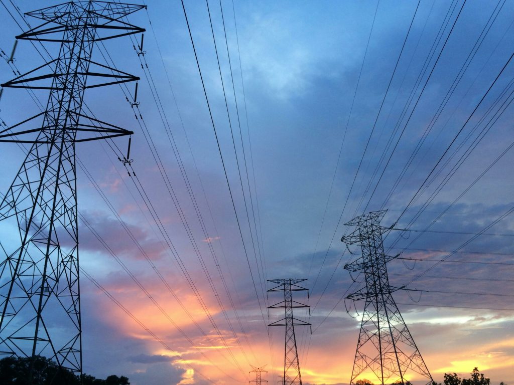 De ce vinde România energie ieftină Bulgariei și o cumpără înapoi de 7 ori mai scump? Explicațiile unui fost ministru