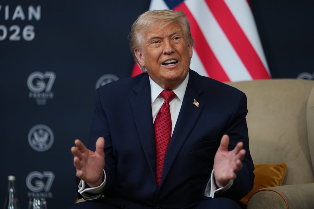 Trump critică două companii majore pentru profiturile făcute în criza energetică și cere o scădere a prețului benzinei. „Nu îmi place”
