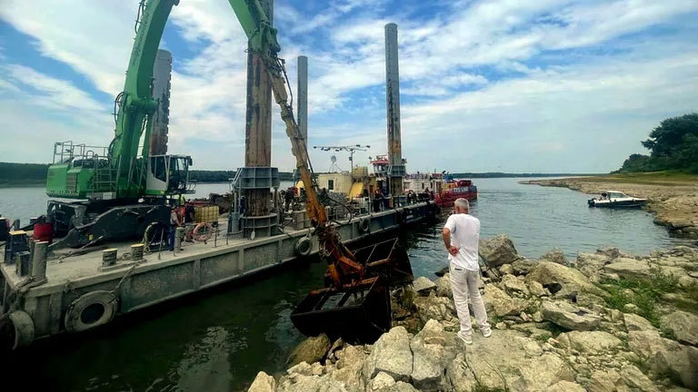 Operaţiunea de detonare a stâncii pentru devierea cursului Dunării spre centrala de la Cernavodă a fost realizată cu succes. Ministrul Apărării: O zi de funcţionare suplimentară a Centralei de la Cernavodă e de vreo trei ori mai eficientă financiar decât 