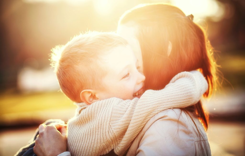 Vârsta la care ai născut spune ce legături karmice ai cu copilul tău