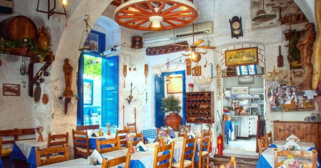 Vacanță în Grecia fără să pleci de acasă. Cum organizezi o seară grecească autentică în doar câteva ore