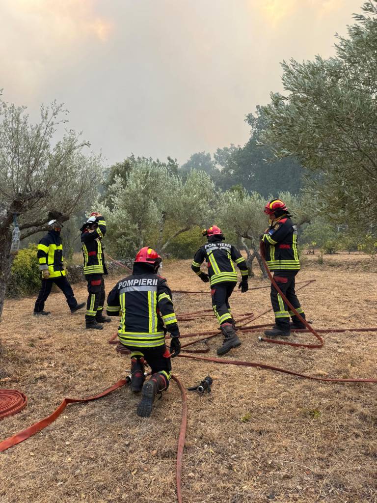 Pompierii români, apreciați în Franța după misiunile de stingere a incendiilor de pădure (VIDEO)