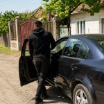 Tânăr de 17 ani din Timiş, reţinut de poliţişti după ce a furat două maşini, pe care le-a condus fără a deţine permis
