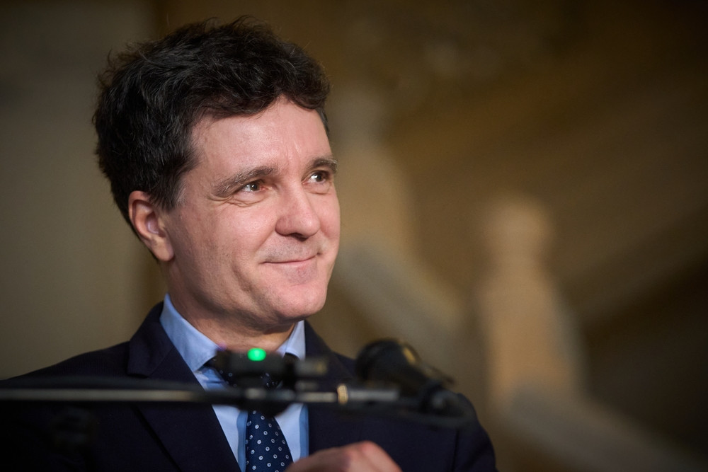 Nicușor Dan a promulgat legile pentru carburanți și locuințe. Ce se schimbă pentru români