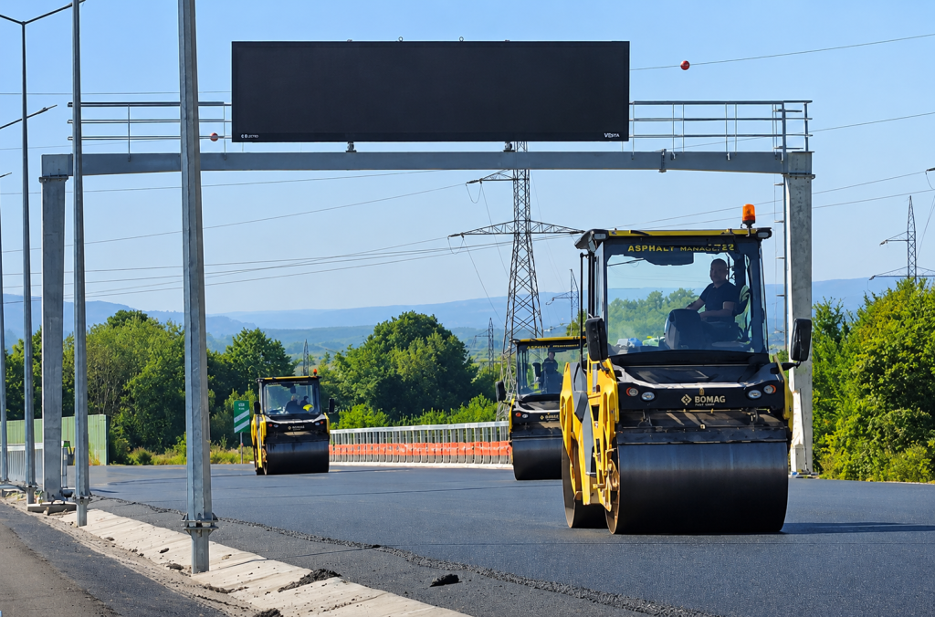VIDEO | Ultimii metri de asfalt pe secțiunea 4 a Autostrăzii Sibiu–Pitești. Circulația ar putea fi deschisă în acest an