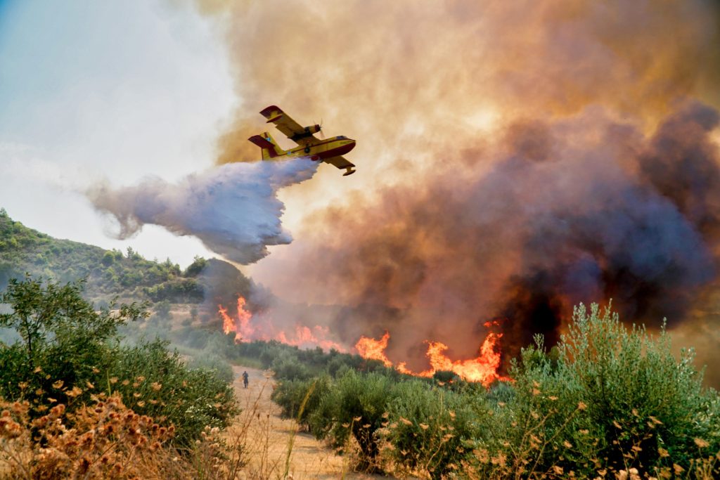 Grecia luptă cu un nou val de incendii. Pompierii români participă la intervenții | AUDIO