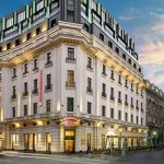 ULTIMA ORĂ Hotel stinge lumina în România. Singura proprietate Hilton din București a decis stingerea fațadei și a iluminatului public după ora 23:00, reducând totodată aerul condiționat din spațiile comune. Primul hotel cu acest demers
