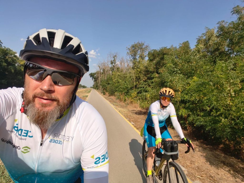 Soții Kirilov au trecut de 500 de kilometri pe bicicletă, în drumul din Sibiu spre Elveția. „Nu distanța, ci căldura este cea mai mare problemă”