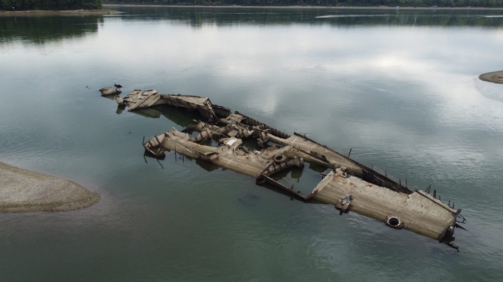 FOTO Surpriza după secarea Dunării: Navele de război ale flotei germane de la Marea Neagră, scufundate intenționat în al Doilea Război Mondial