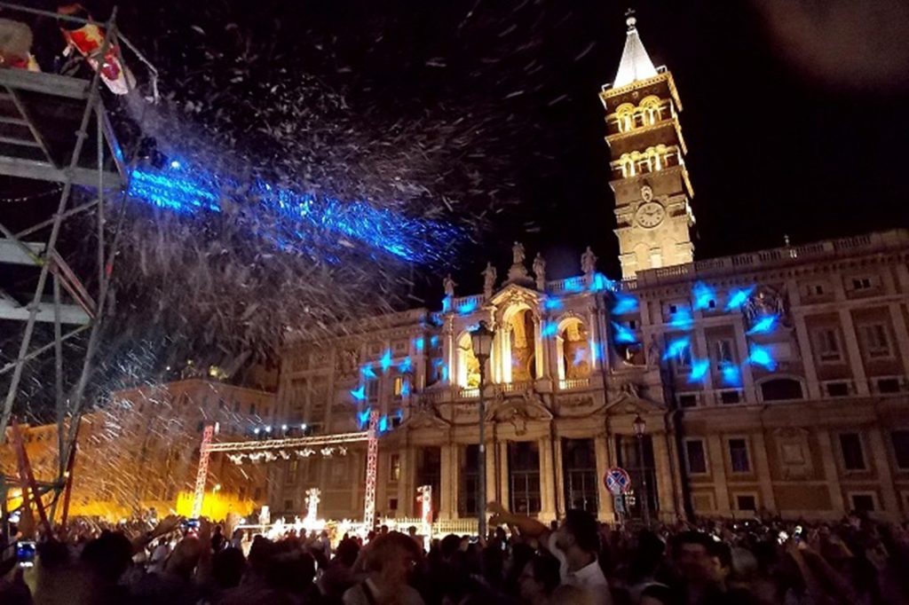 Roma sfidează canicula. „Ninge” în august la Bazilica Santa Maria Maggiore, într-un spectacol unic