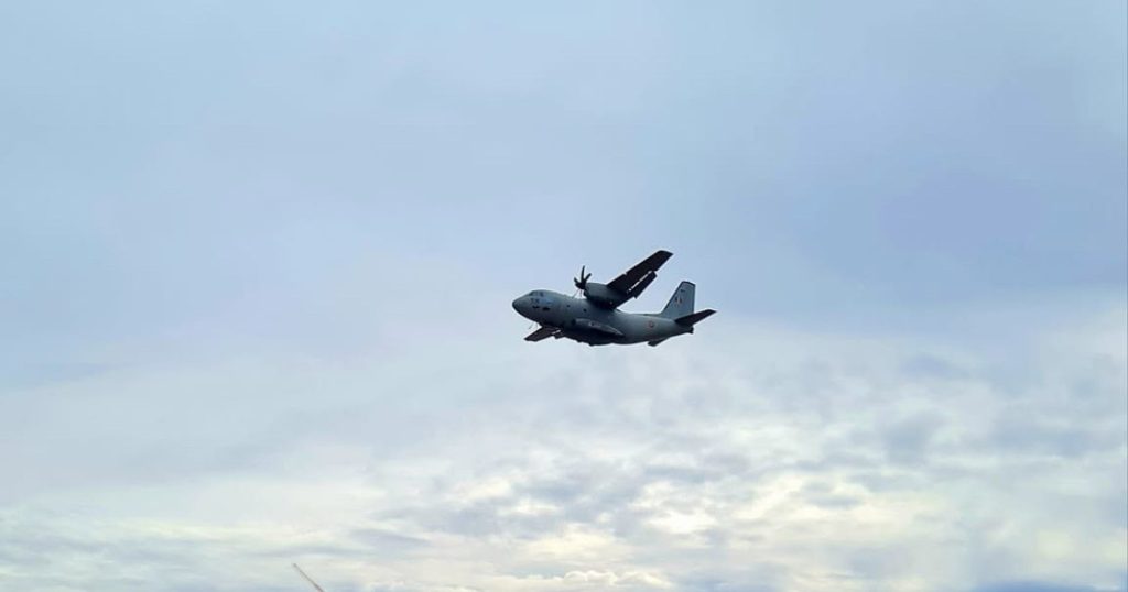 Incidente cu paraşutişti la Buzău. Un militar a suferit o fractură, iar altul a rămas agățat cu parașuta de avion