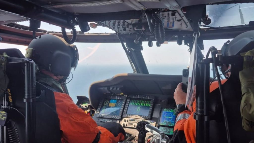 VIDEO Evacuare medicală spectaculoasă în largul Mării Negre. Un bărbat rănit, salvat cu un elicopter Black Hawk de pe o platformă maritimă