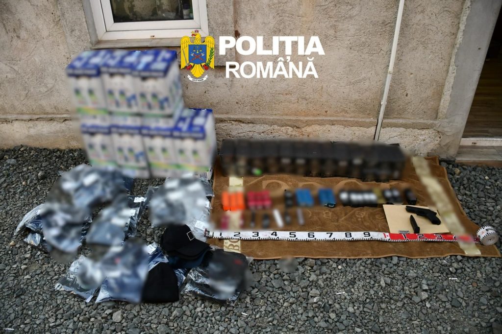 Percheziții la un bărbat din Arad. Polițiștii au găsit o armă deținută ilegal, muniție și mărfuri contrafăcute