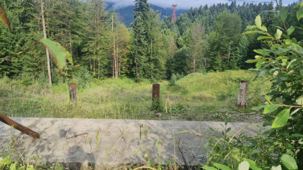 Proiectul Nordis Sinaia, unde un apartament costa 470.000 de euro, a ajuns o groapă plină de buruieni