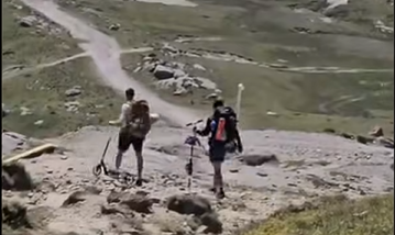 VIDEO Salvamont Prahova, mesaj ironic după ce doi turiști au urcat cu trotinetele pe Platoul Bucegi: „Dacă sunt bune la oraș…”