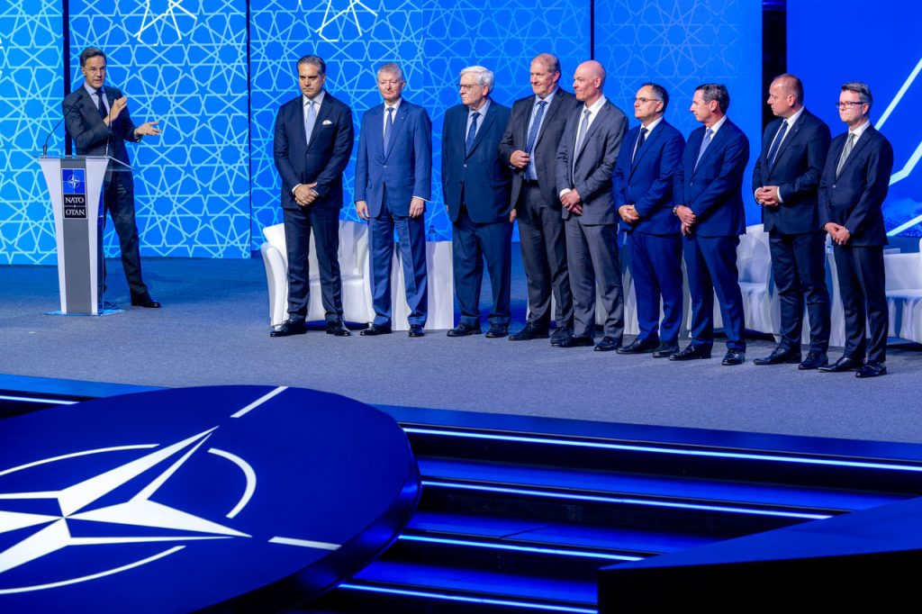 NATO face apel „la acțiune” din partea băncilor și oamenilor de afaceri să investească în Apărare