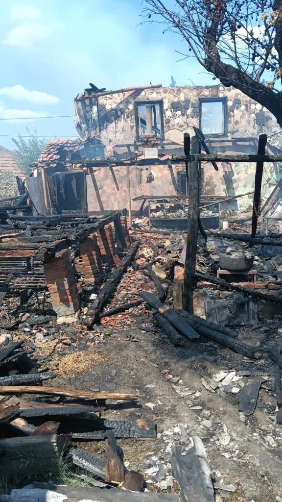 Foto: Prăpăd după incendiul la cele două case din Scoarța