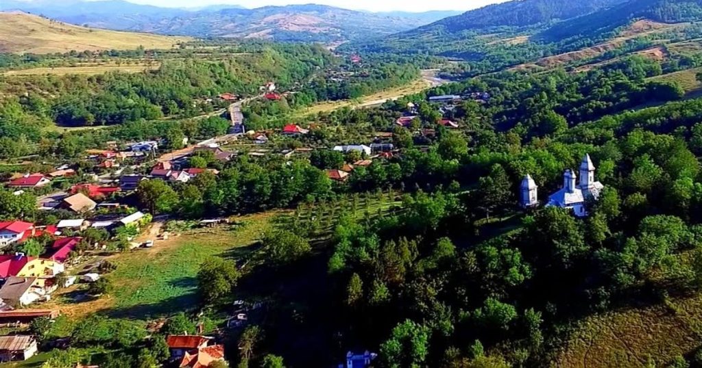 O comună stinge iluminatul public din lipsă de bani. Localnicii se tem după ce zona a fost frecvent vizitată de urși