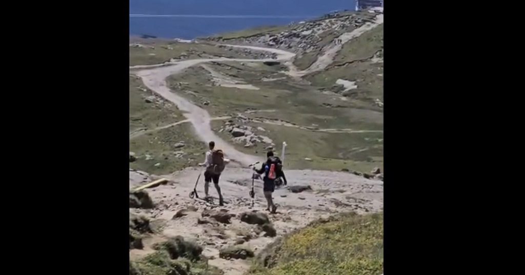 Tineri surprinși cu trotinete pe Platoul Buceg. Val de ironii: „Tembelus turisticus. Puteau asfalta o pistă, dar nu se vrea”