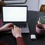 Autonomia bateriei laptopului nu se vede doar în fișa tehnică