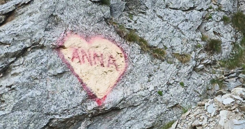 „Anna, ține-ți prostul acasă!” Un turist care a desenat cu spray o declarație de dragoste pe o stâncă de pe Transfăgărășan, criticat pe internet
