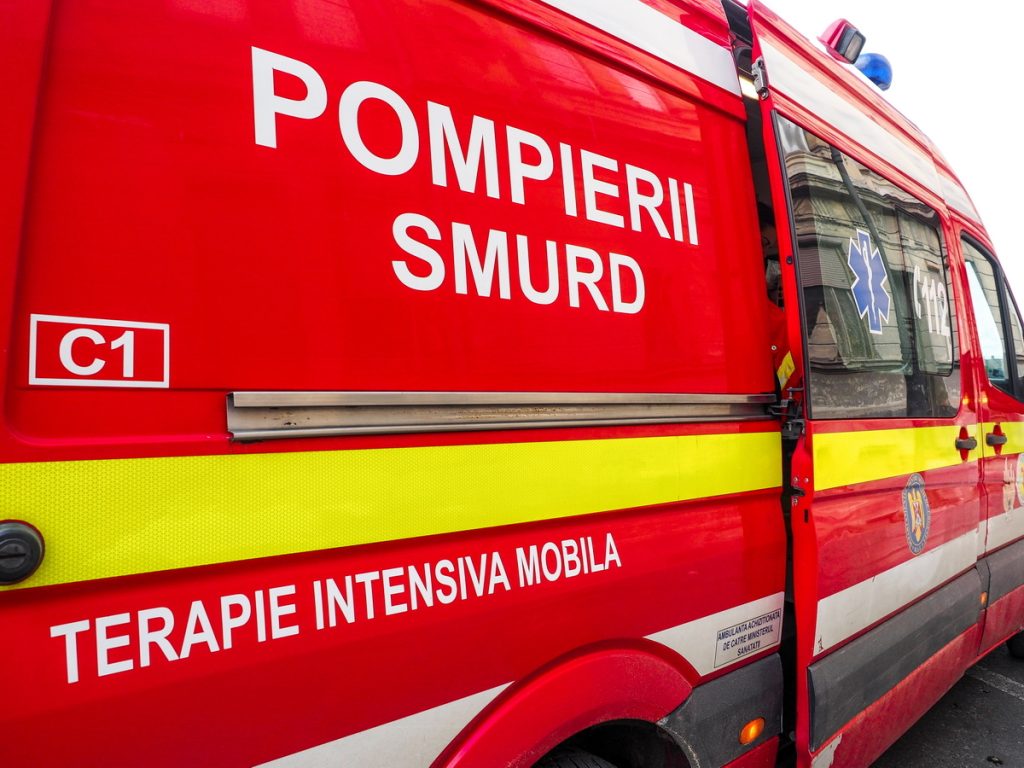 Mașină căzută în râul Olt, la Barajul Scoreiu. Șoferul a reușit să iasă din autoturism