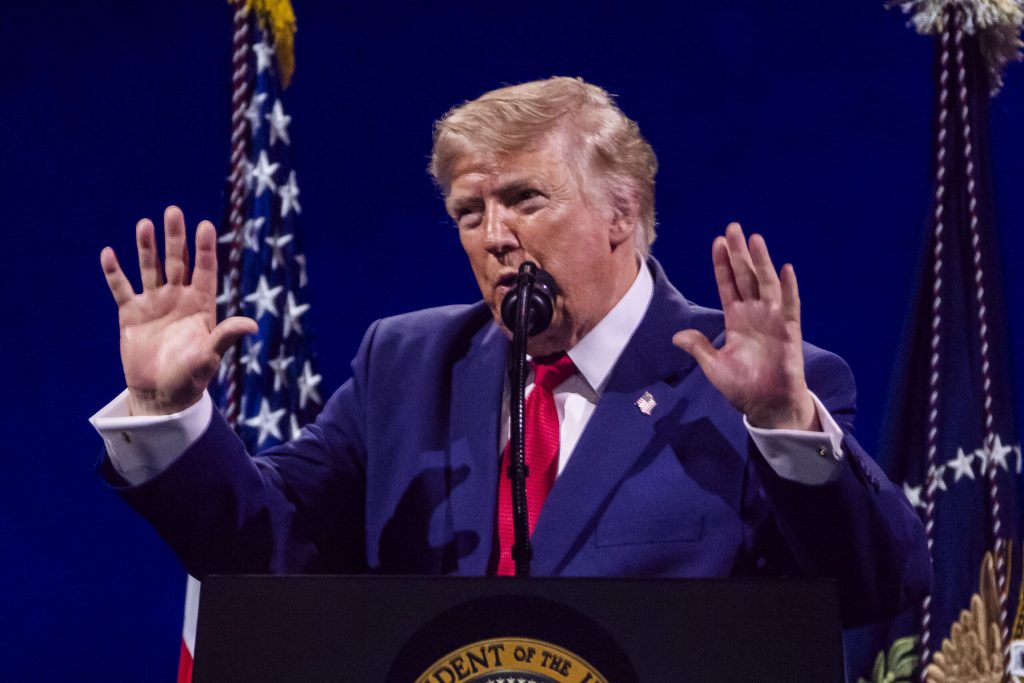 Trump respinge informațiile despre lipsa munițiilor: „Statele Unite au cantități uriașe”. Amenință cu închisoarea pe cei care divulgă informații