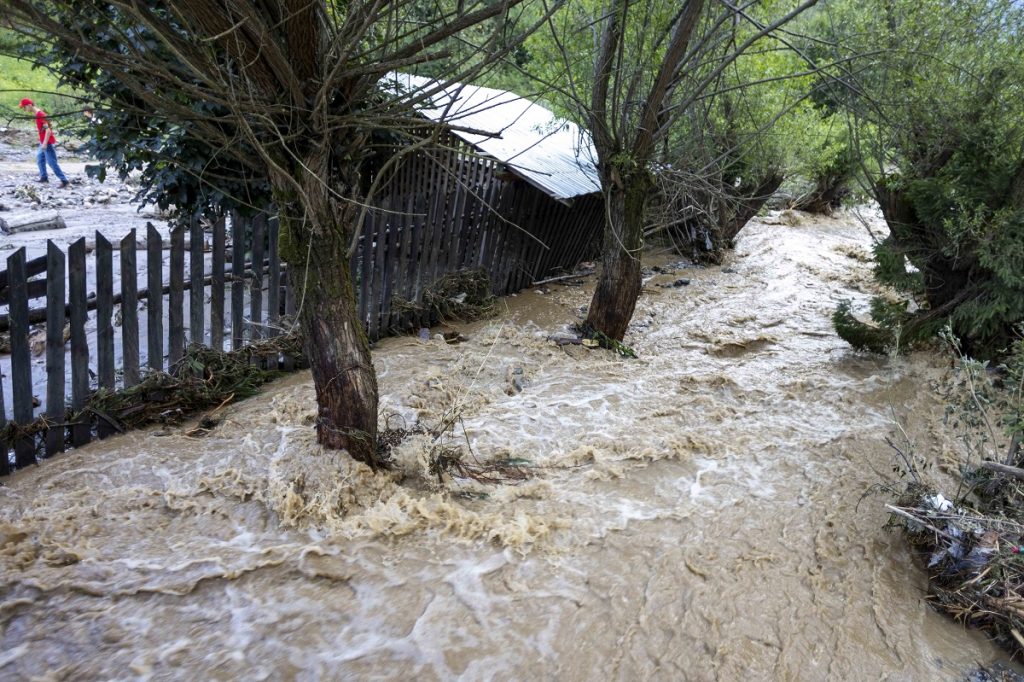 Cod galben de inundaţii pe râuri din zece bazine hidrografice, până vineri dimineaţa
