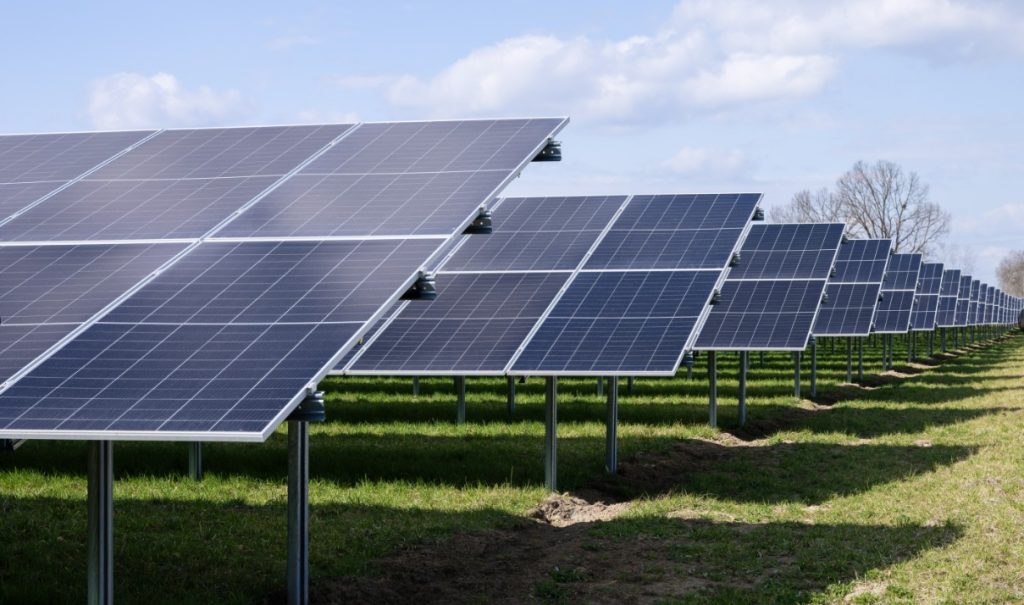 RPIA: Energia fotovoltaică acoperă peste jumătate din consumul de electricitate în timpul zilei. Asociația cere accelerarea investițiilor în stocare