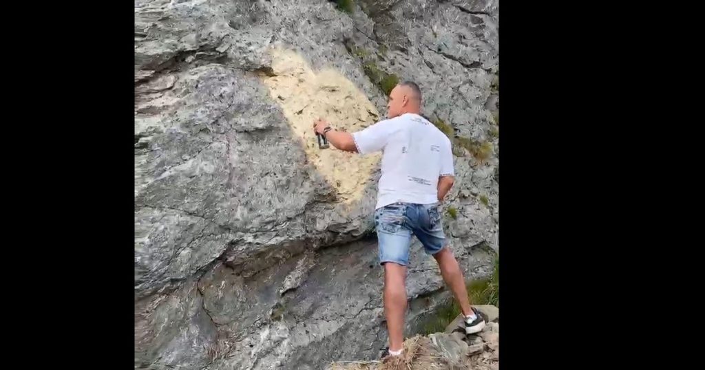 Poliția îl caută pe turistul care a mâzgălit o stâncă de pe Transfăgărășan cu mesaje de amor. Reacțiile continuă: „Anna, părăsește-l! Nu este de nasul tău!”