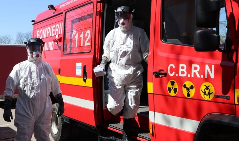 Autocamion cu substanțe periculoase răsturnat la Coșava. Autoritățile au evacuat preventiv populația pe o rază de 200 de metri