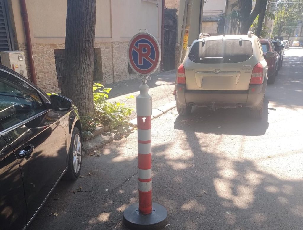 CONSTANȚA: Delimitarea cu obiecte a locurilor de parcare de pe domeniul public, sancționată de politiștii locali