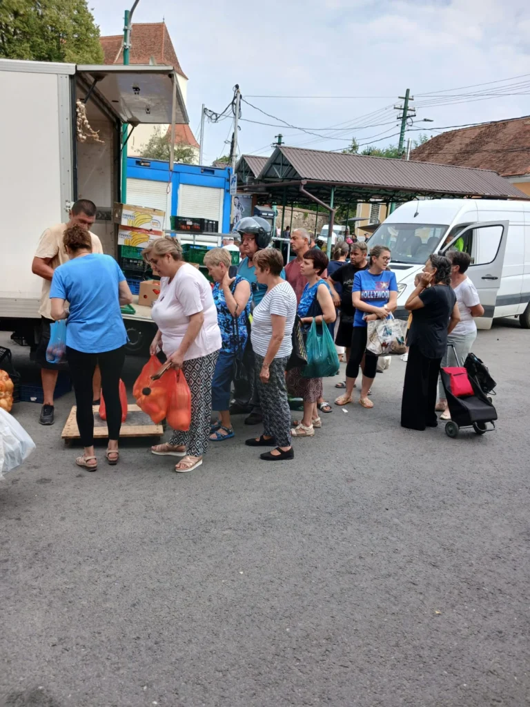 Producători români din sudul țării vin cu camioanele la Cisnădie. Marfa ieftină se epuizează rapid
