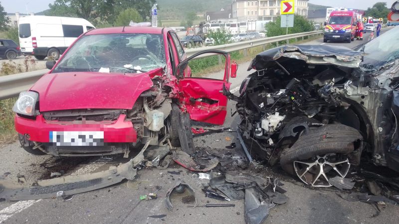 Accident cu trei autoturisme la ieșirea din Coldău. O persoană a fost descarcerată, trei victime au primit îngrijiri medicale