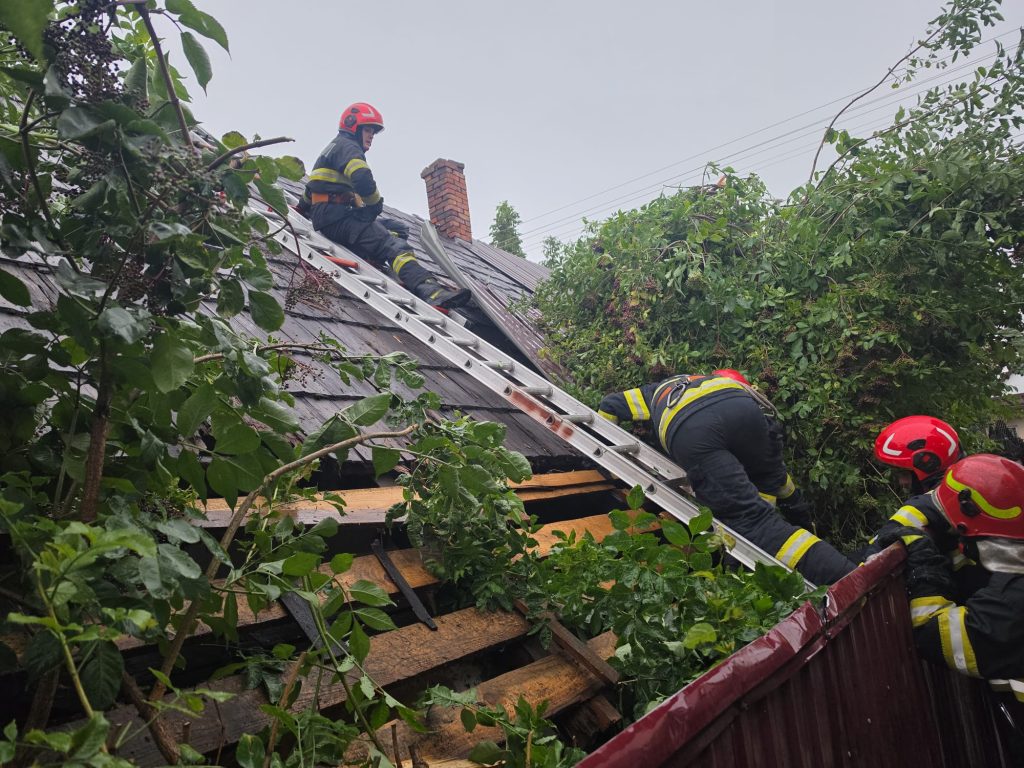 Vântul puternic a făcut ravagii în Suceava: acoperișuri distruse și arbori căzuți
