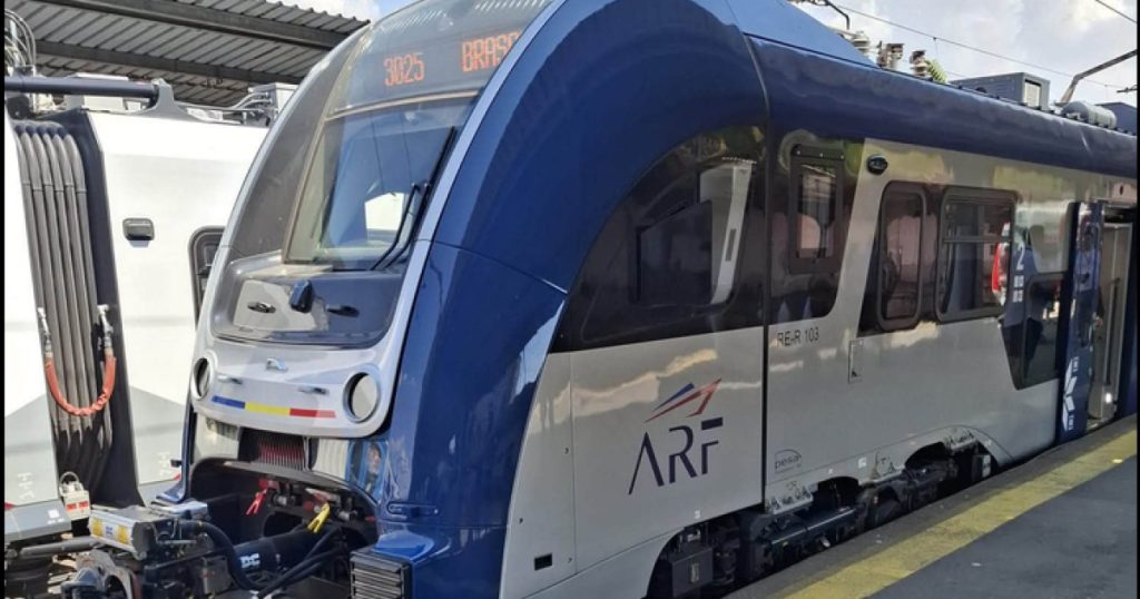 Primul tren PESA a fost lansat joi în circulație. Radu Miruță: „Când am ajuns la Transporturi, erau blocate între buruieni”