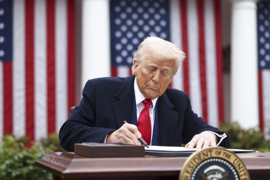 Trump semnează noi ordine executive care restricţionează dreptul la cetăţenie prin naştere