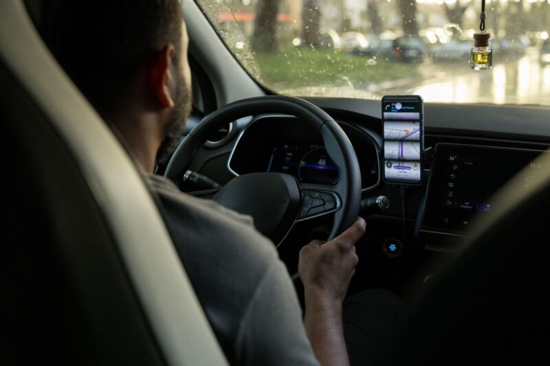 Șofer din Marea Britanie, obligat să îndepărteze de pe mașină autocolantele cu mesajul „Isus te iubește” pentru a-i fi prelungită asigurarea