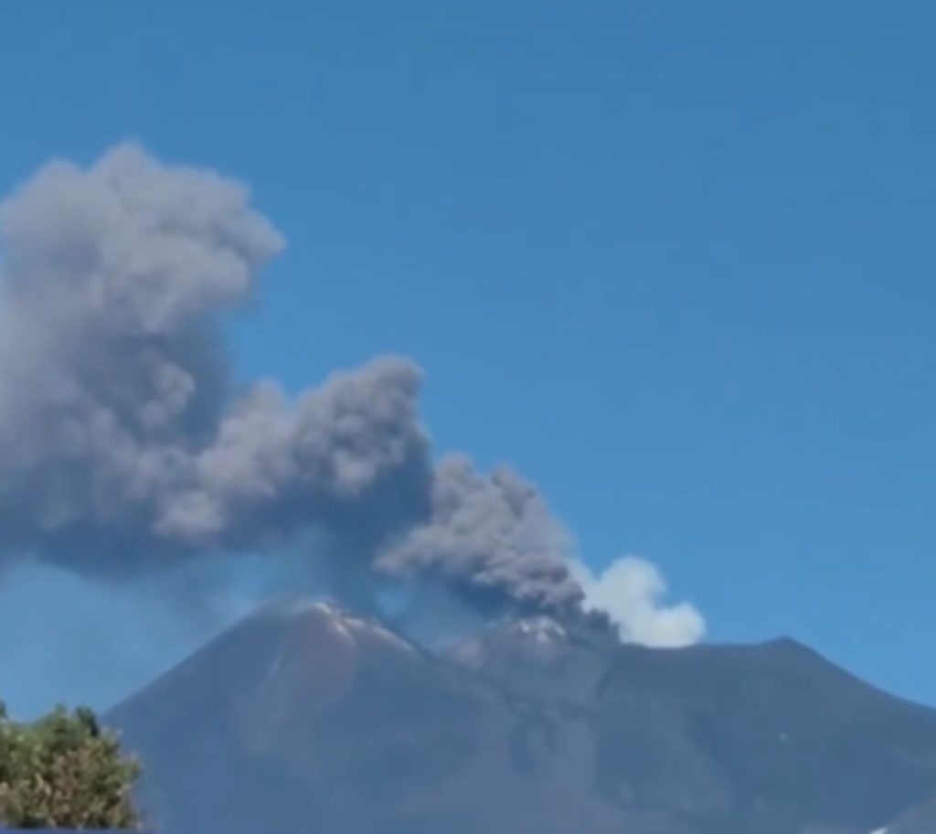 Românii care călătoresc în Sicilia, avertizați după erupția vulcanului Etna: Zona de vârf, închisă