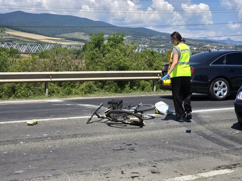 Incident rutier în Sebeș: Un biciclist septuagenar a suferit răni după ce a fost lovit de un vehicul și proiectat în două mașini parcate