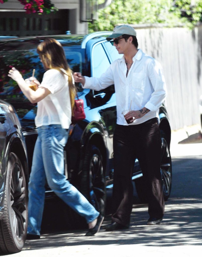 Dakota Johnson și Role Model nu se mai ascund. Artistul a confirmat relația