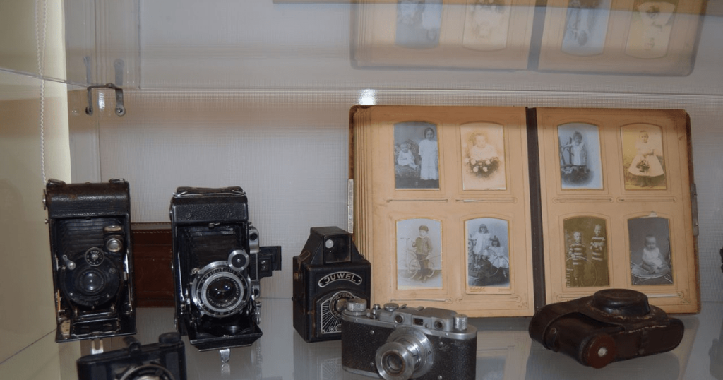 Scurtă istorie a tehnicii fotografice în expoziția „1001 Aparate și Accesorii Foto”
